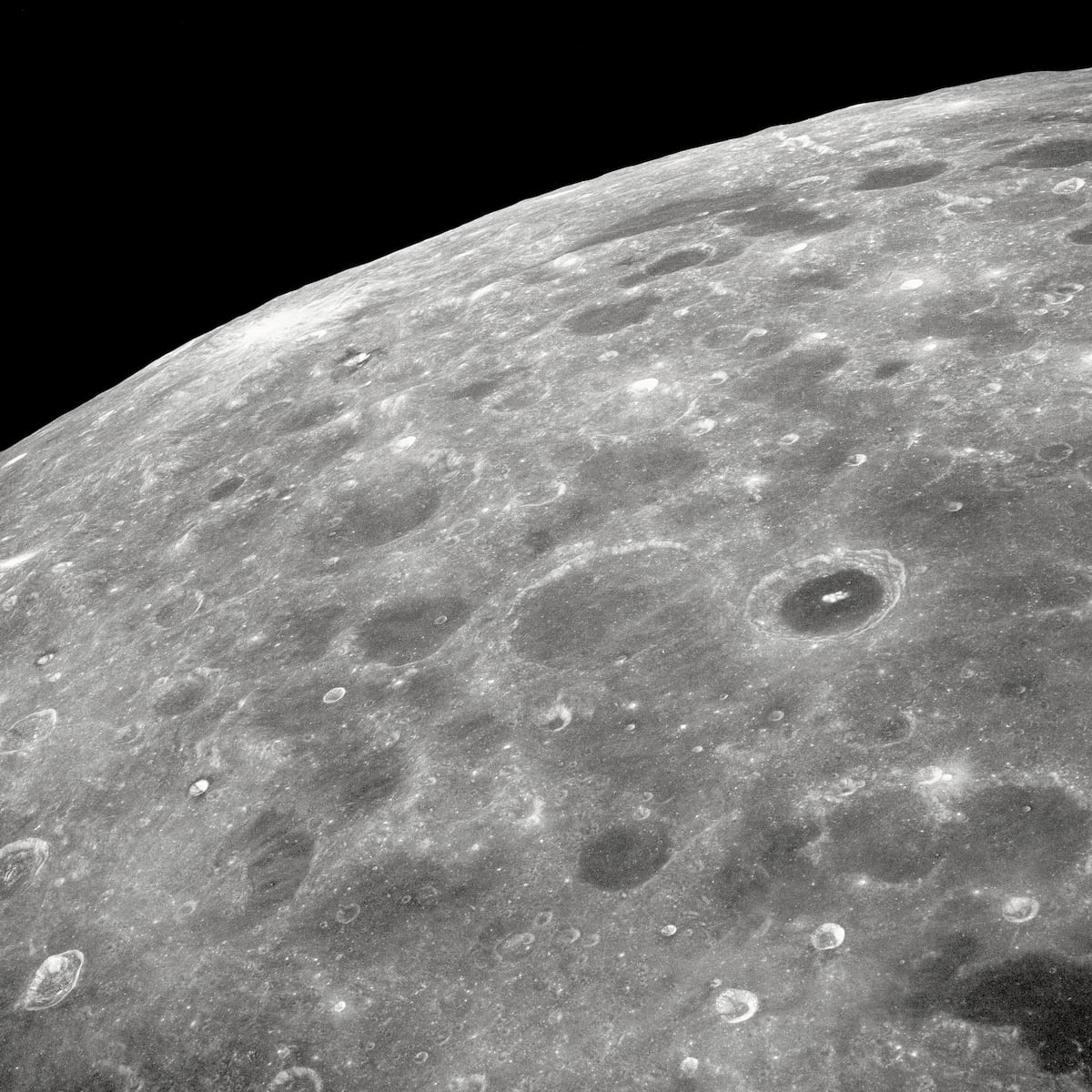 Cráteres en la cara oculta y un horizonte único: qué verán los astronautas cuando sobrevuelen la Luna