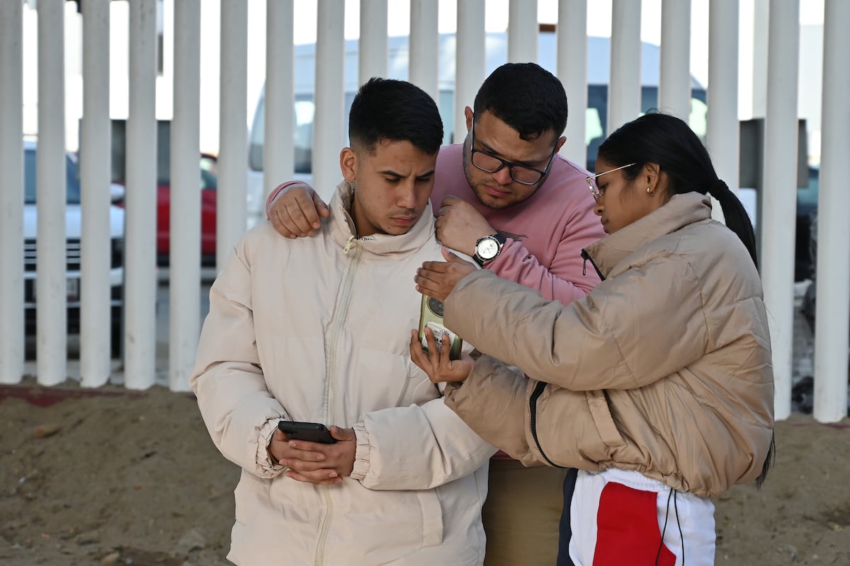 El dilema de las autodeportaciones: perseguidos en Estados Unidos y sin saber cómo salir