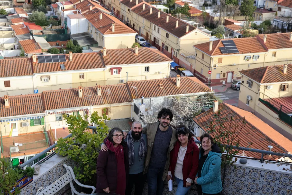 Marian se hartó de pagar 1.000 euros al mes por la luz y convenció a sus vecinos para montar la primera comunidad energética de Madrid