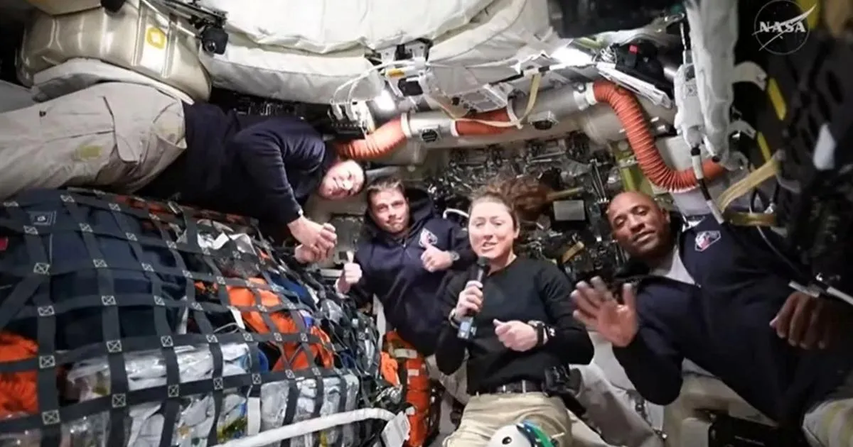 Quiche, mails en panne et toilettes bouchées : le quotidien (très humain) des astronautes d'Artemis 2