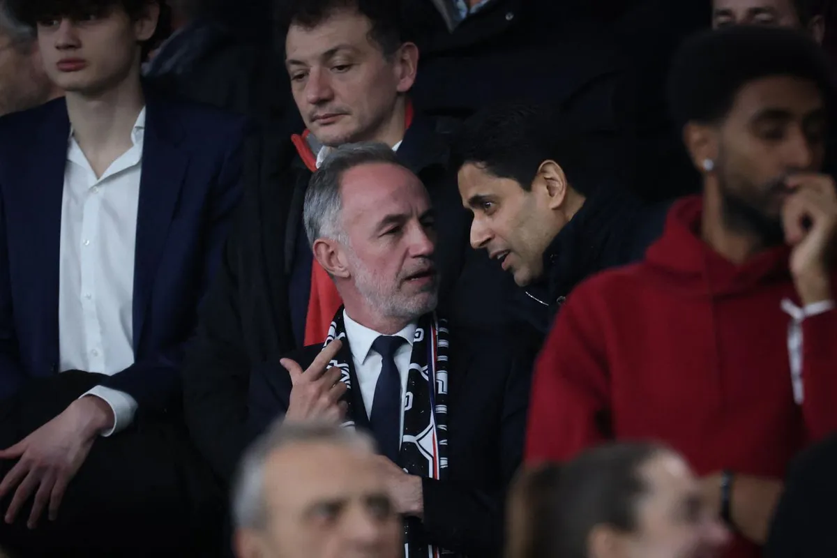 Emmanuel Grégoire aux côtés de Nasser Al-Khelaïfi lors du match PSG-Toulouse, le symbole d’un retour des discussions sur la vente du Parc des Princes