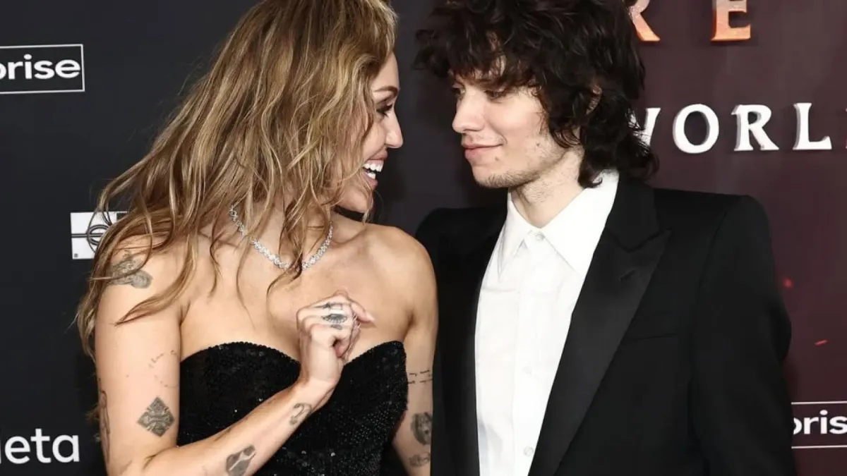 
         Miley Cyrus disfruta del amor con final feliz que se le resistió a Hannah Montana 
    