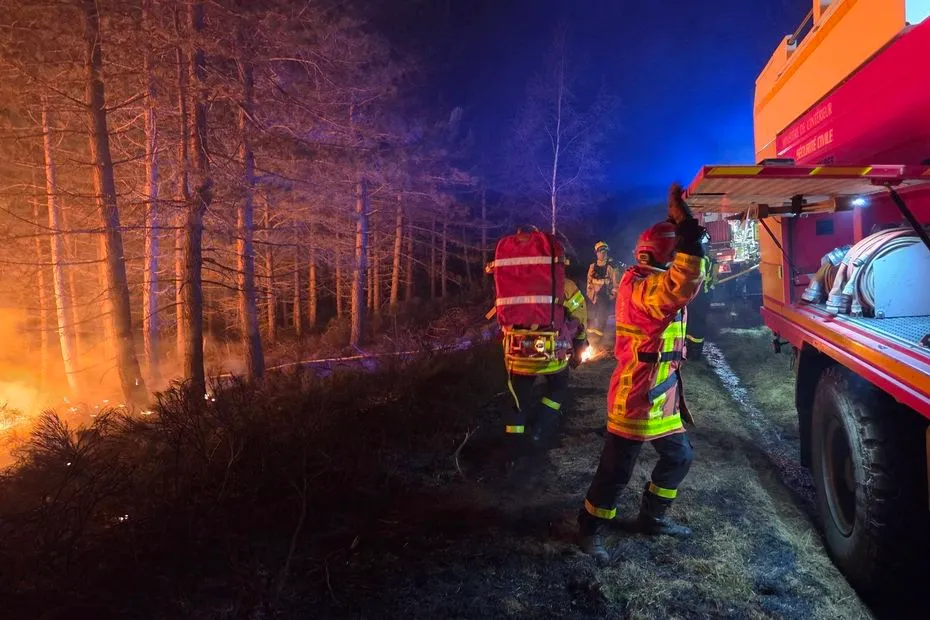 Attisé par un vent violent, un feu de forêt ravage 110 hectares en Lozère, les pompiers restent sur place