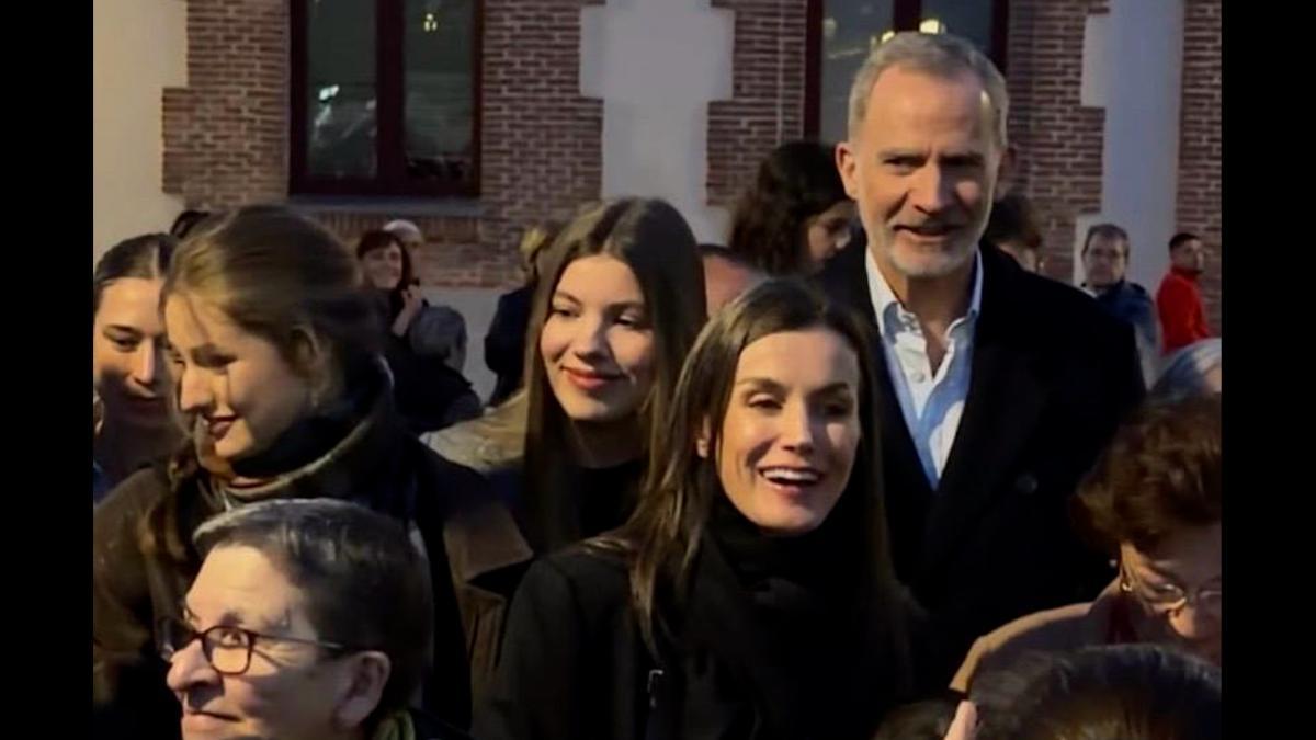 Los Reyes, Leonor y Sofía se acercan a los vecinos del barrio madrileño de Carabanchel