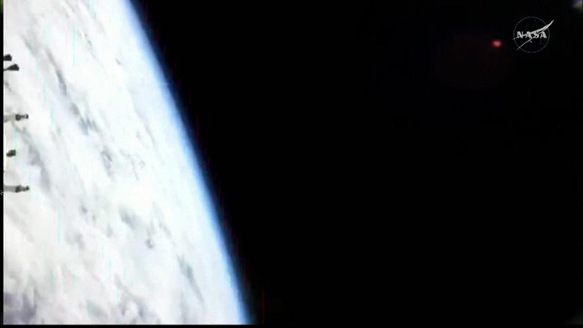 
                      Orion ya se acerca a la Luna en el viaje más lejano del hombre en el espacio
                  