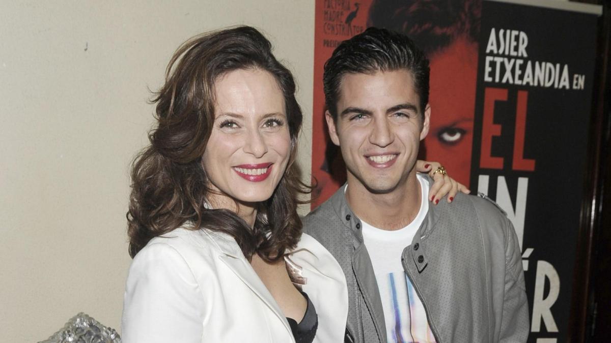 
                                 Aitana Sánchez-Gijón (57) con Maxi Iglesias (35). ¿Y qué?
                             