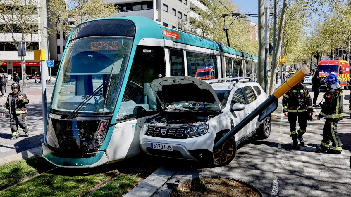 
                                        Un tranvía choca con un coche en la Diagonal
                                    