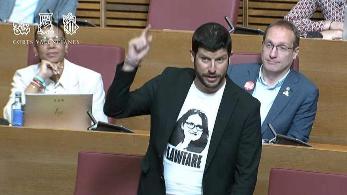 
                                          Un libro sobre el 'lawfare', primer gran trampolín electoral para Mónica Oltra en su retorno
                                      