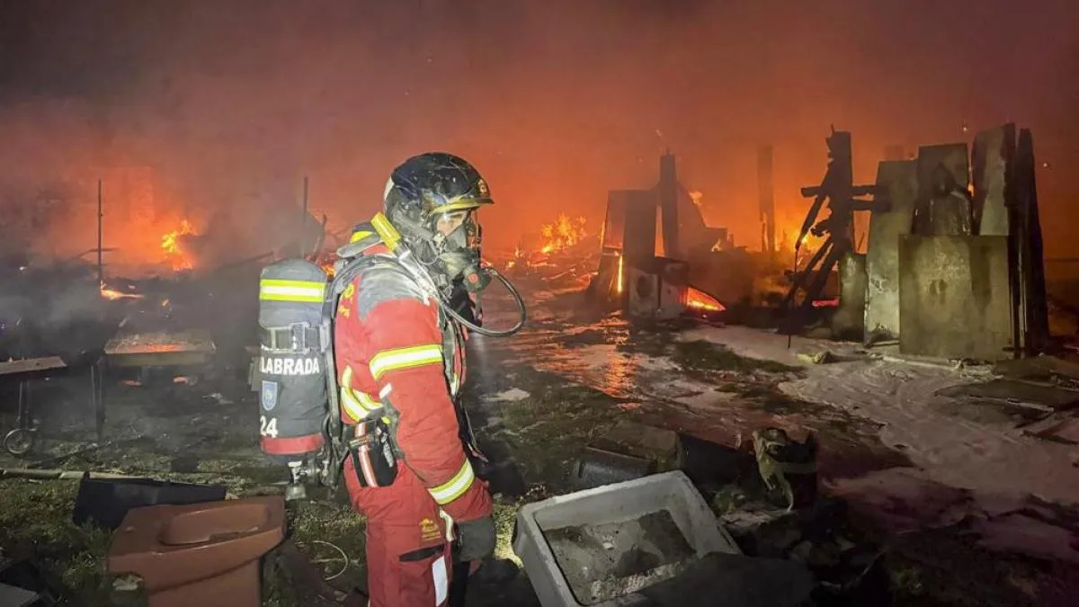 Los bomberos sofocan un incendio en siete infraviviendas de Fuenlabrada