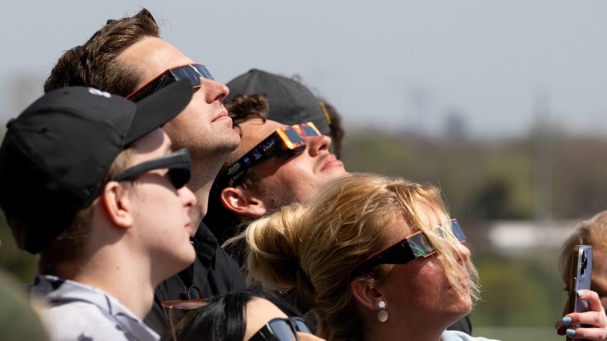 
                                               Colegios e institutos preparan actividades para dar a conocer el eclipse solar del 12 de agosto
                                           