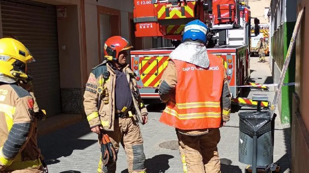 Varios vecinos desalojados por el derrumbe del techo de una casa en Esparreguera