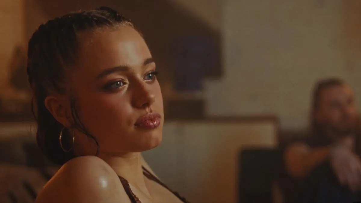 
                                                                                                                      Shiloh Jolie, hija de Angelina y Brad Pitt, debuta en un videoclip y recuerda mucho a su madre
                                                                                                                  
