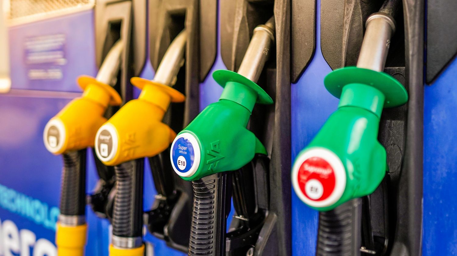 Date de lancement, taux d'intérêt, conditions… Quatre questions sur le "prêt flash carburant" annoncé par le gouvernement pour aider les entreprises face à la hausse des prix de l'essence