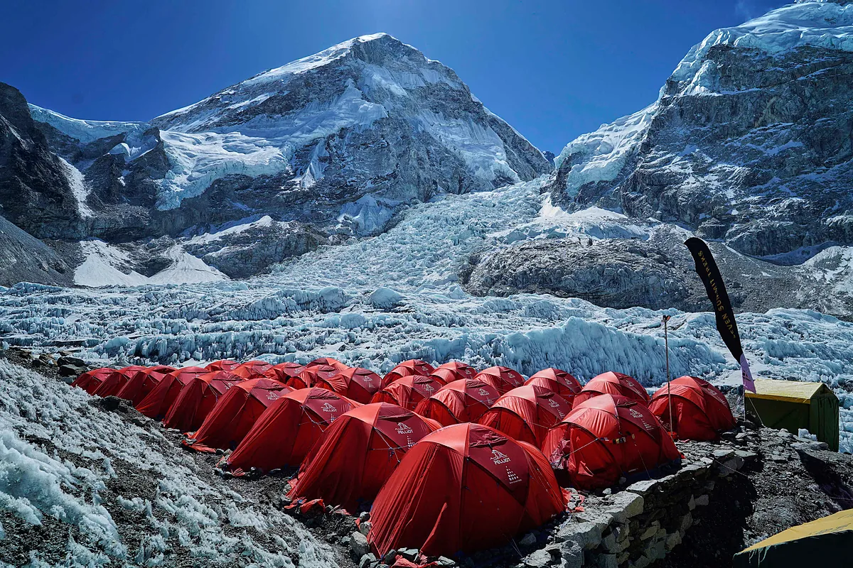Estafa de 20 millones en altura: excursionistas en el Everest "drogados" por los guías y obligados a regresar en helicóptero