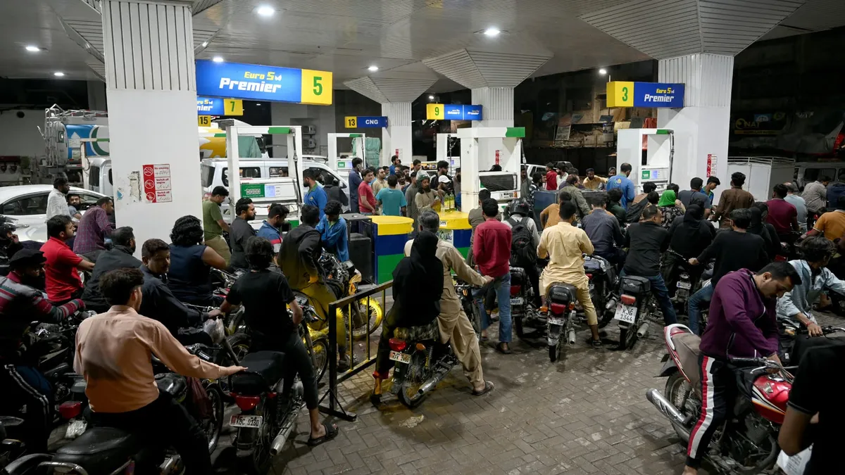 +43% sur l'essence, +55% sur le gazole: les transports en commun seront désormais gratuits dans la capitale du Pakistan à cause de la flambée du carburant
