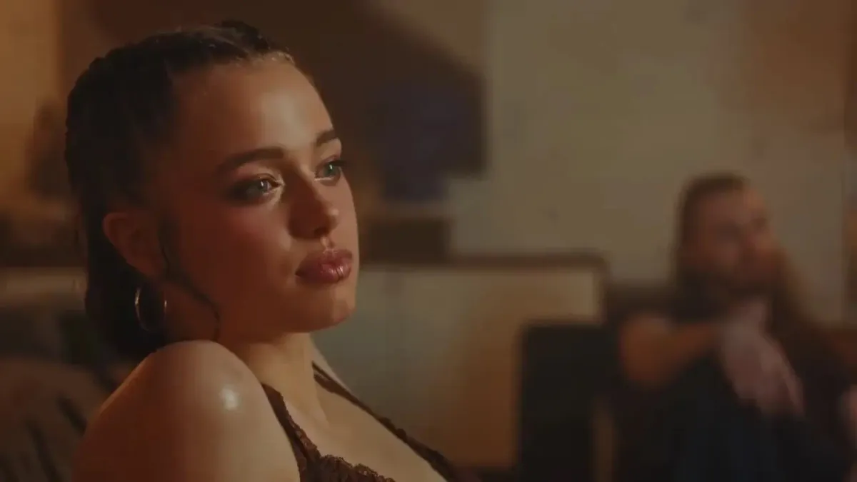 
         Shiloh, la hija de Brad Pitt y Angelina Jolie, debuta en el videoclip de una cantante de K-pop 
    