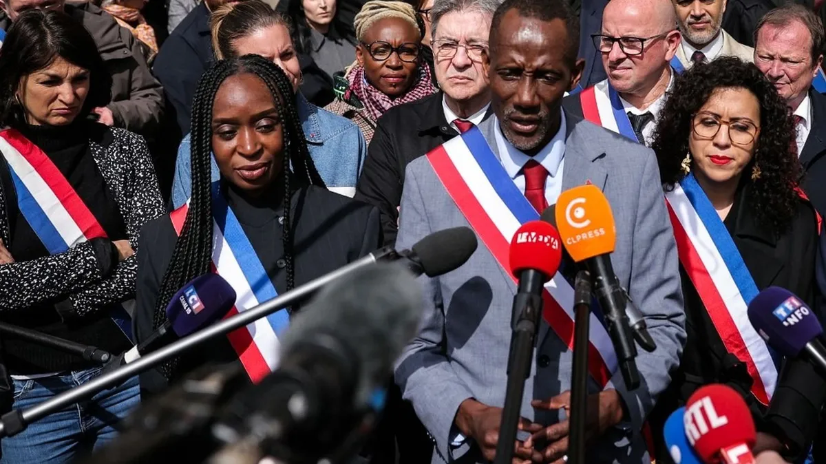 "Nous venons dire avec fermeté notre attachement viscéral aux valeurs de la République", lance Bally Bagayoko