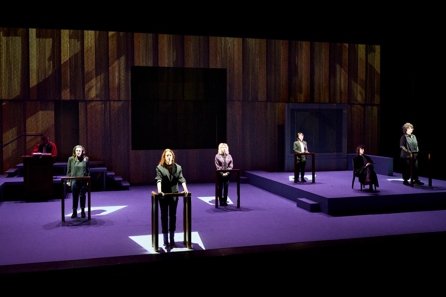 Avec « Entre parenthèses », au Théâtre de la Colline, Pauline Bureau décortique une affaire de pédocriminalité