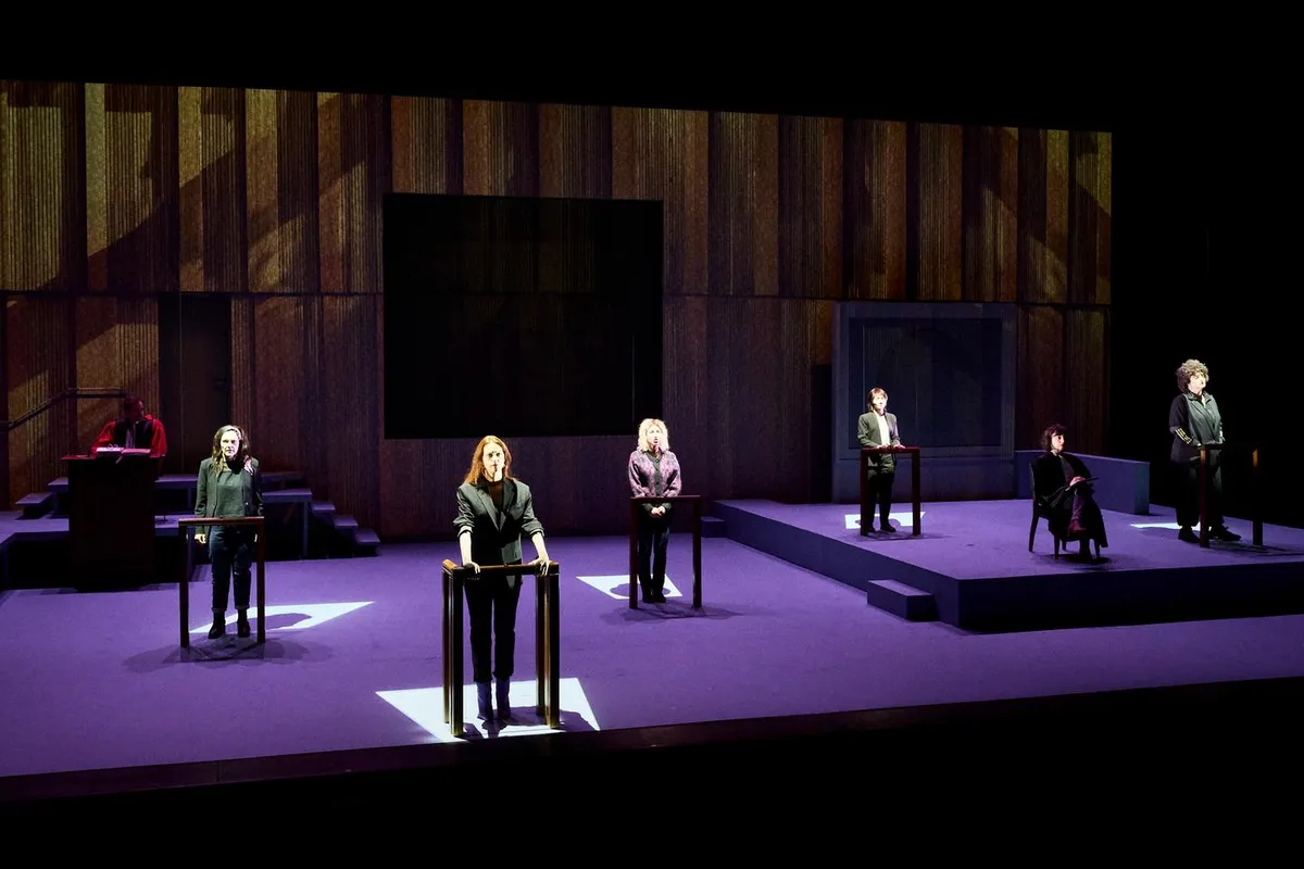 Avec « Entre parenthèses », au Théâtre de la Colline, Pauline Bureau décortique une affaire de pédocriminalité