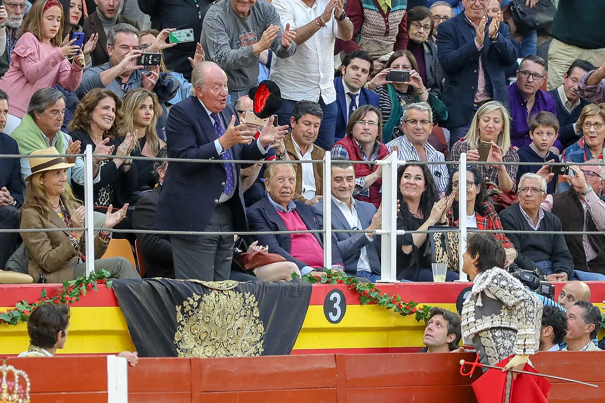 Juan Carlos I sale de Abu Dabi para regresar a los toros, siete años después, en el Domingo de Resurrección de Sevilla