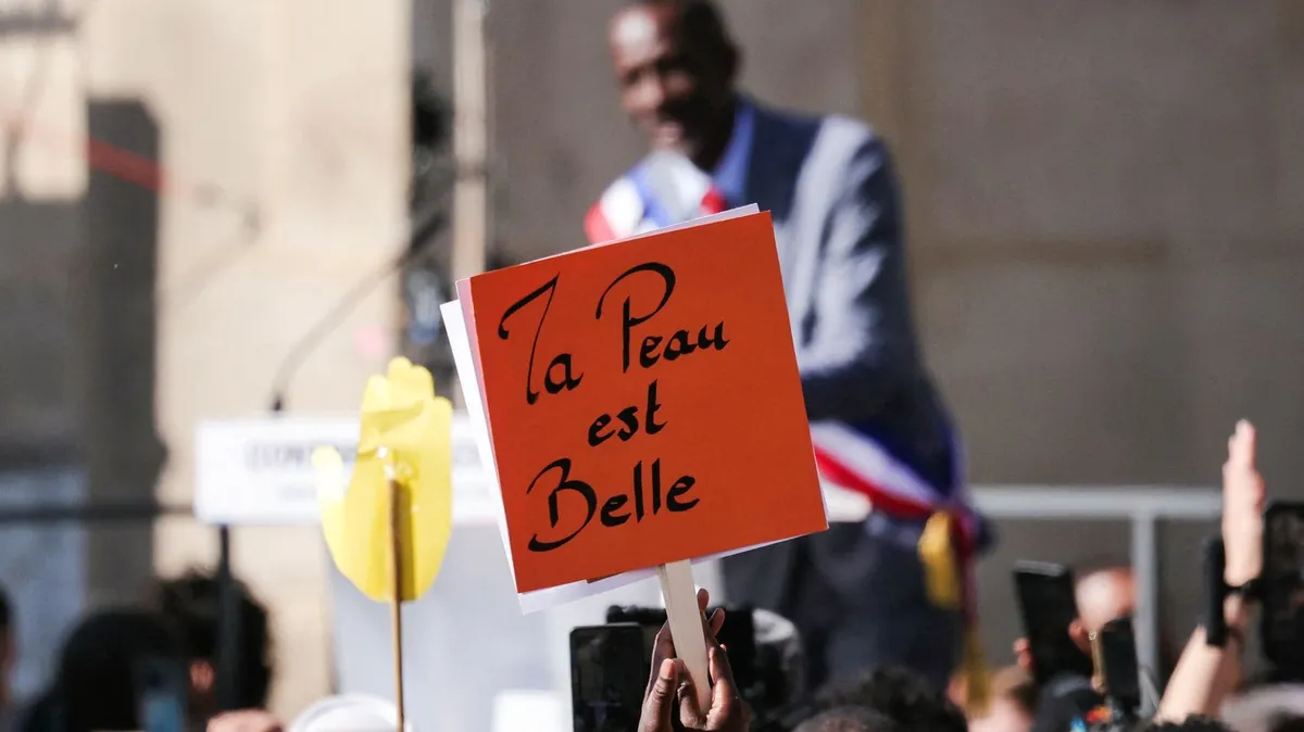 "Ça nous fait peur" : à Saint-Denis, les habitants sont venus en nombre pour soutenir leur maire victime de racisme