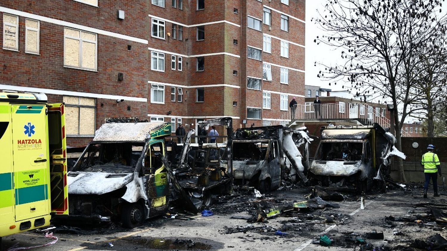 Attaque contre des ambulances de la communauté juive à Londres : reconnu alors qu'il assiste à l'audience des trois personnes inculpées, un quatrième suspect arrêté