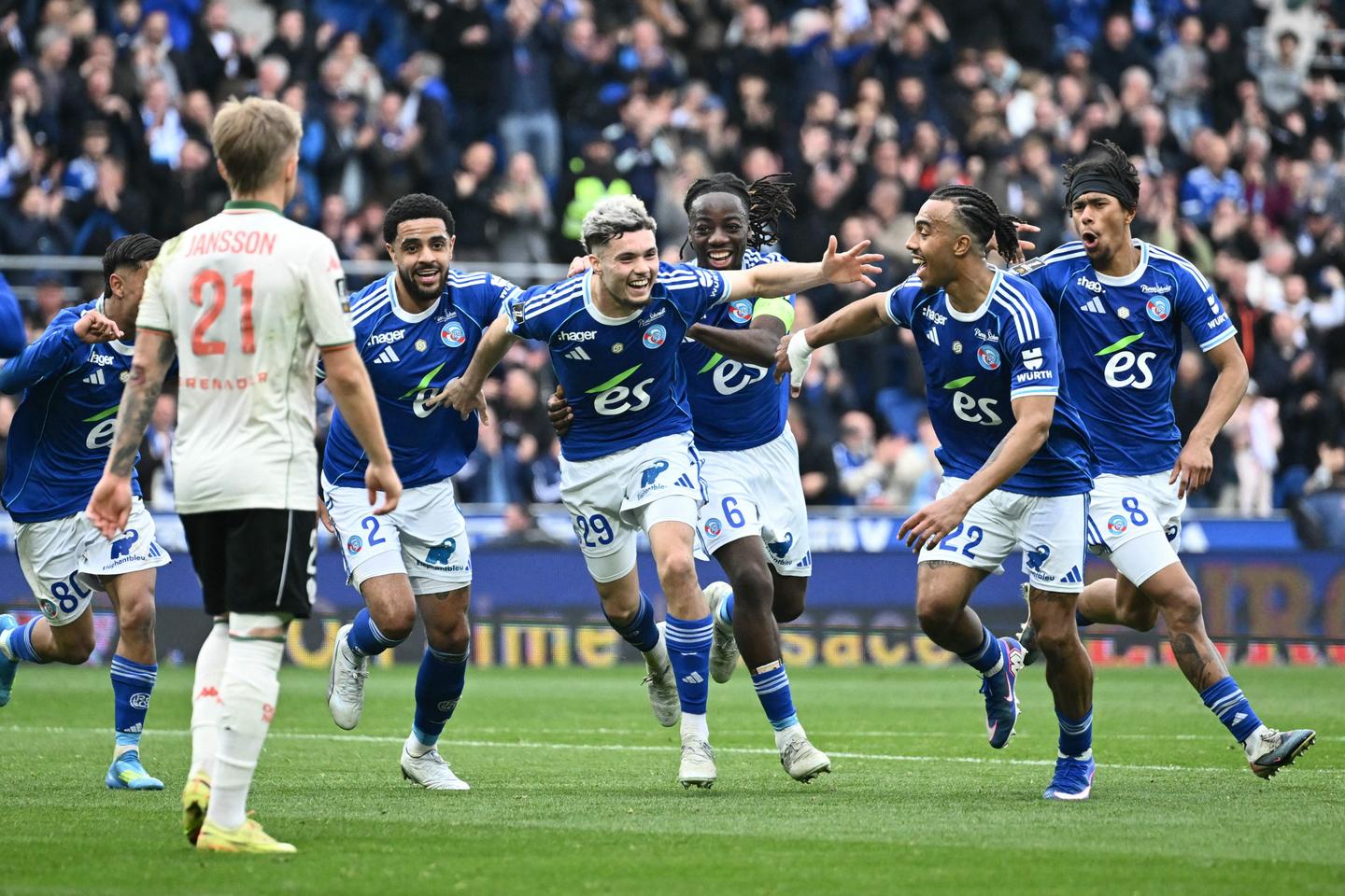 Le RC Strasbourg s’impose face à Nice en Ligue 1, avant le derby du Nord entre Lille et Lens