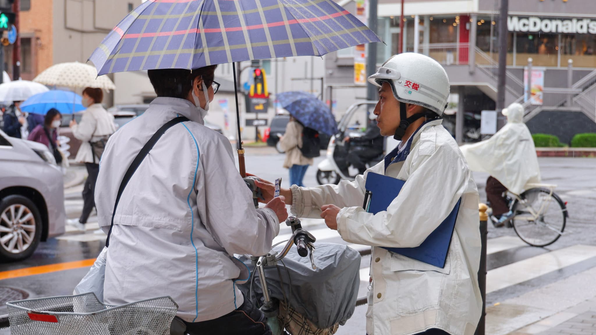 Une seule main sur le guidon, rouler sur le trottoir, porter des écouteurs... Le Japon met désormais des amendes aux cyclistes jusqu'à 75 euros (dans les trois quarts de leurs accidents ils sont responsables)