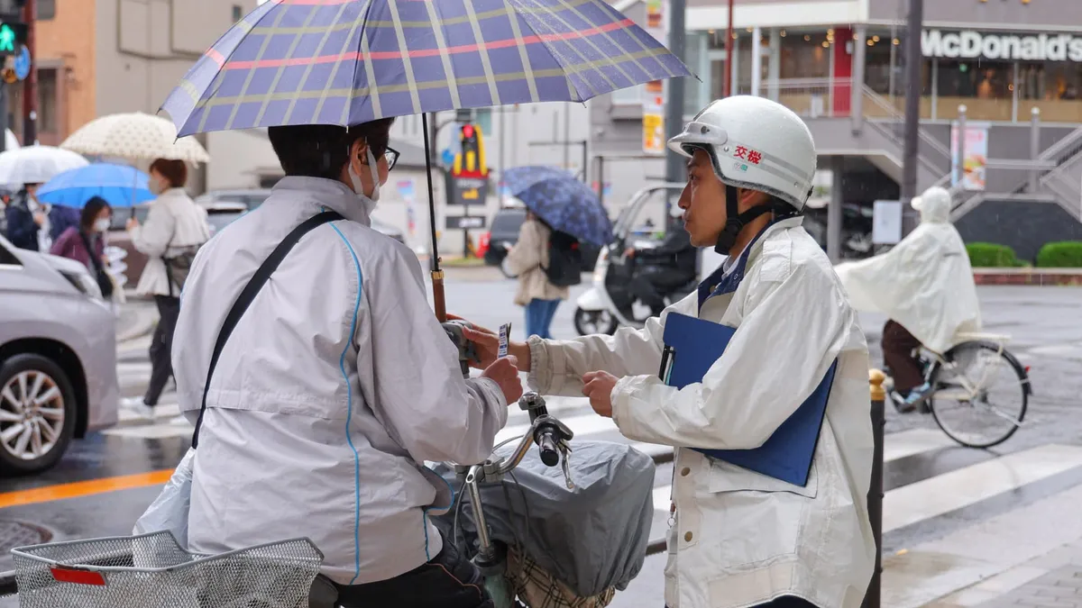 Une seule main sur le guidon, rouler sur le trottoir, porter des écouteurs... Le Japon met désormais des amendes aux cyclistes jusqu'à 75 euros (dans les trois quarts de leurs accidents ils sont responsables)
