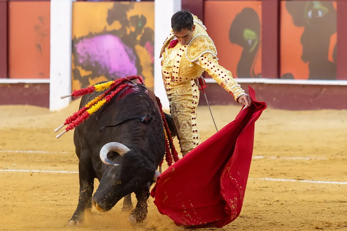 El toreo macizo de Fortes sobresale entre el llanto por Ricardo Ortiz en Málaga