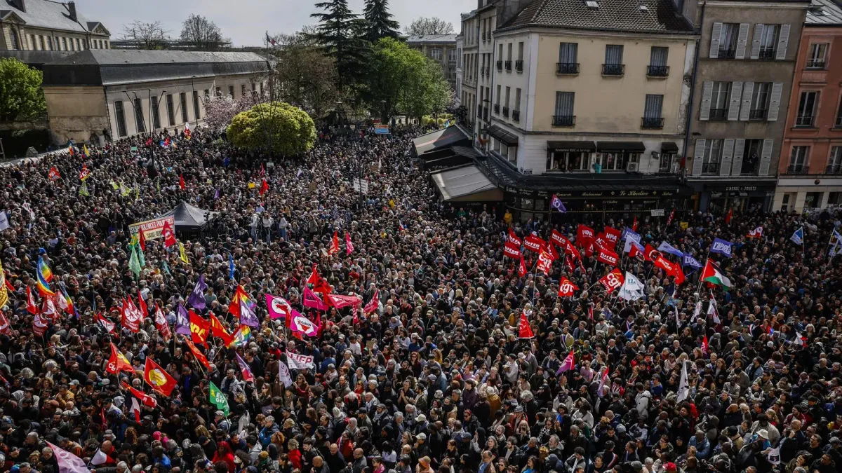 
         Miles de personas se manifiestan contra el racismo en Saint-Denis tras los ataques a su alcalde 
    