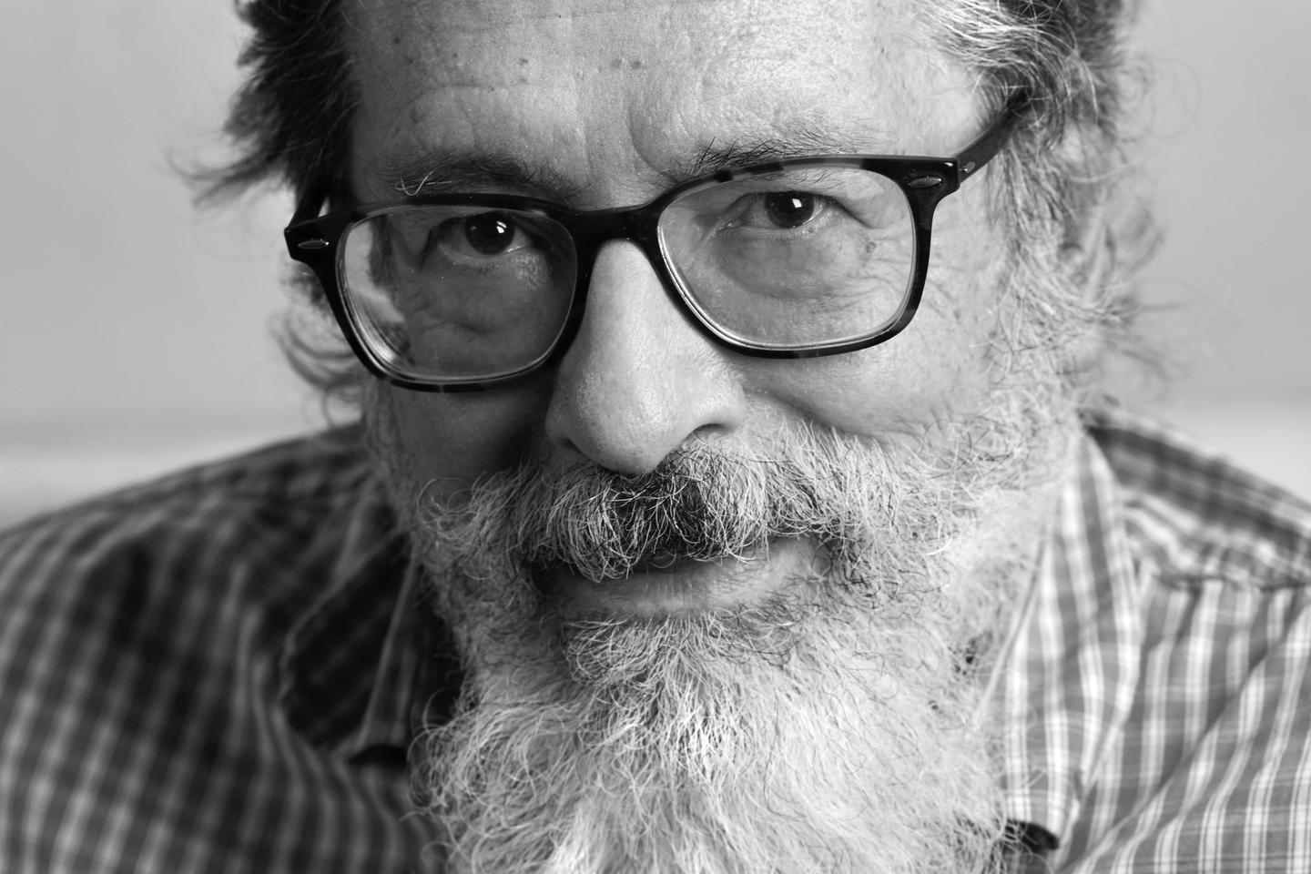 Portrait littéraire de César Aira, écrivain argentin célèbre pour son œuvre étourdissante d’invention, dont paraît une anthologie de sept de ses romans