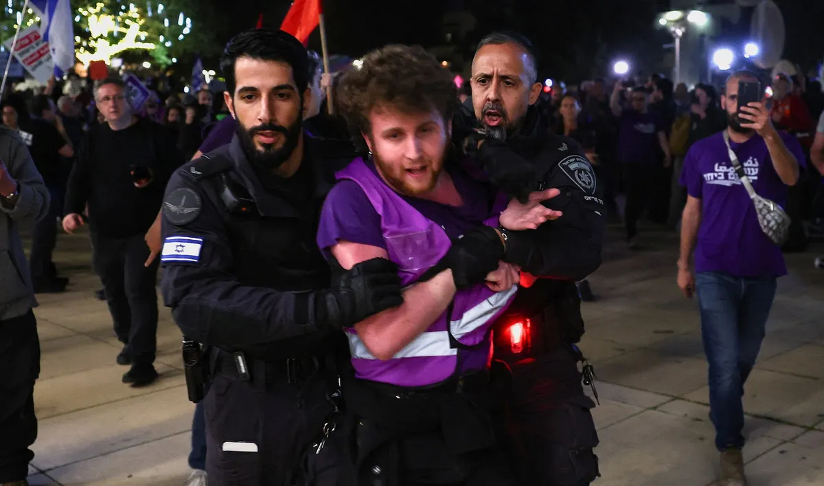 Israeli police arrest antiwar protesters in Tel Aviv