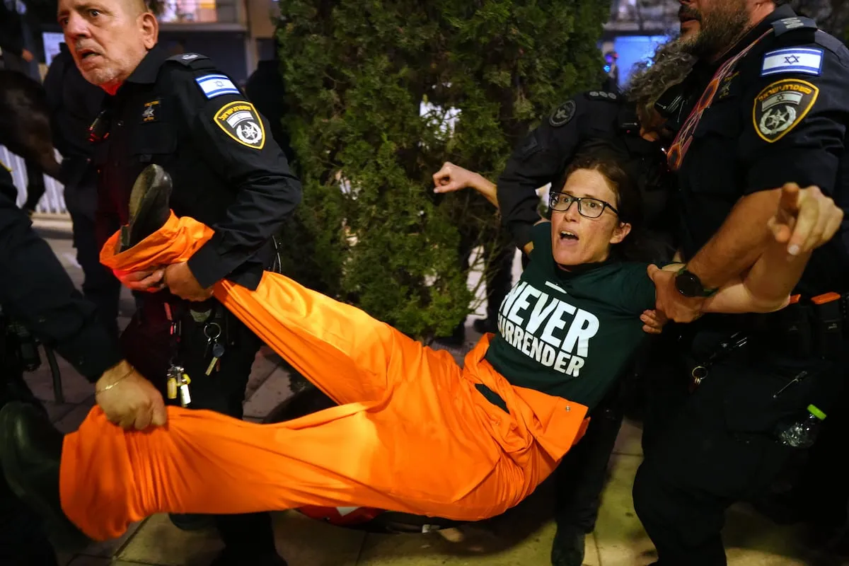 La policía arresta a 17 personas en la mayor manifestación en Israel contra la guerra de Irán 