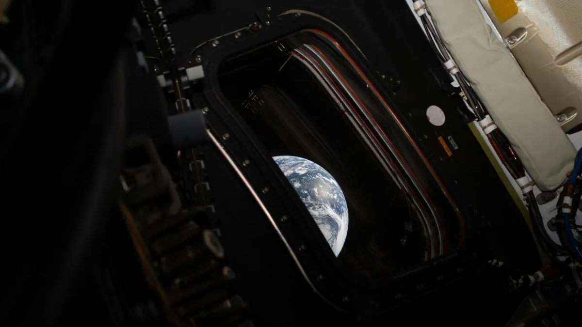 
                      Orión supera el ecuador de su viaje a la Luna con una trayectoria impecable
                  