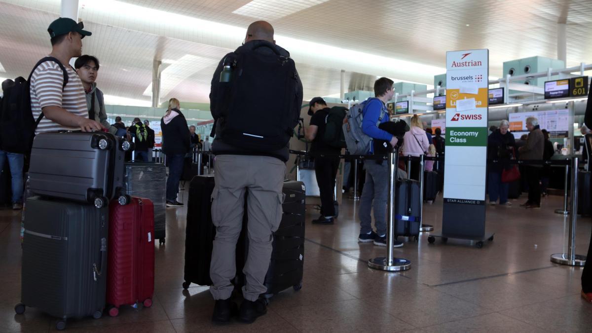 
                                         La huelga de Groundforce deja más de 2.000 maletas sin gestionar en El Prat
                                     