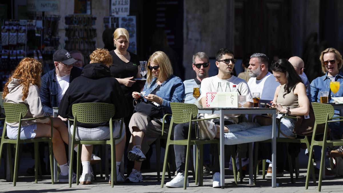 
                                                                                                      El sol se impone este Sábado Santo, con máximas de más de 25 grados en gran parte del país
                                                                                                  
