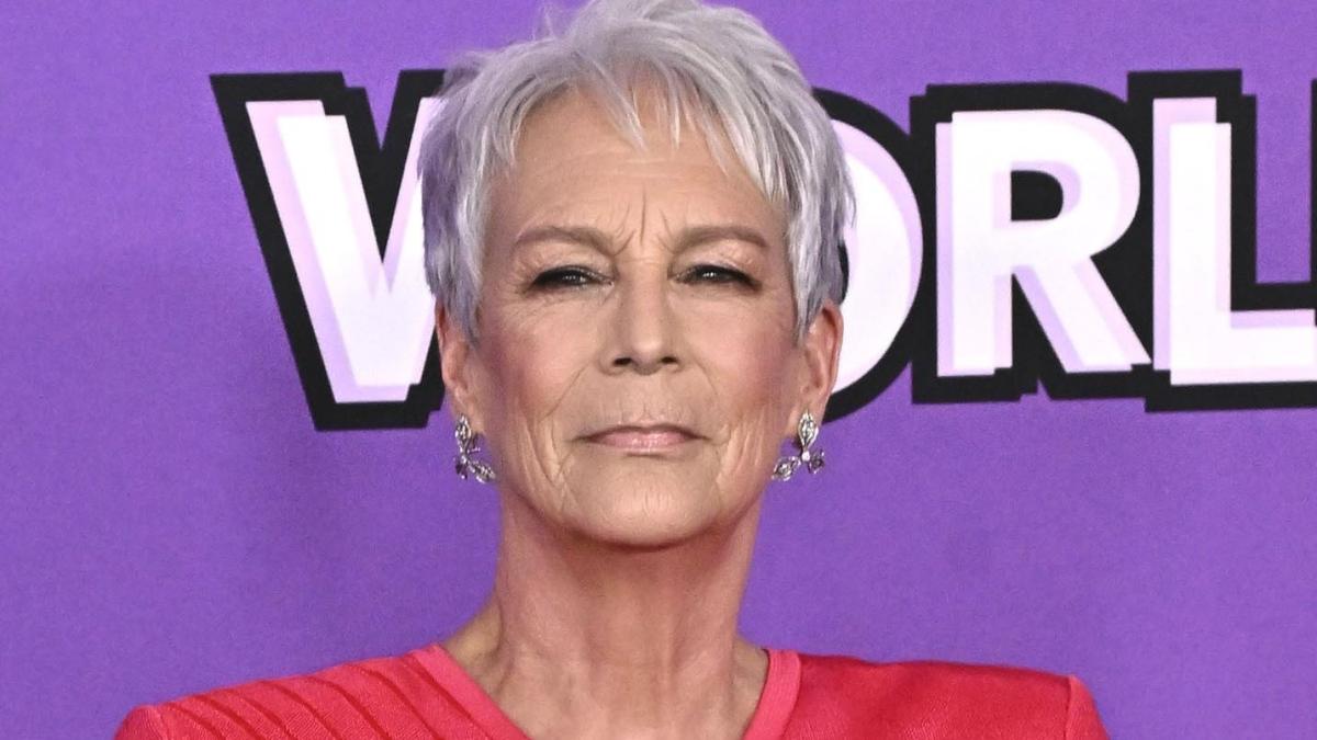 
                                                                                                                            Jamie Lee Curtis critica la “falsedad” de Hollywood y afirma que la cirugía plástica la hizo sentir “una impostora”
                                                                                                                        