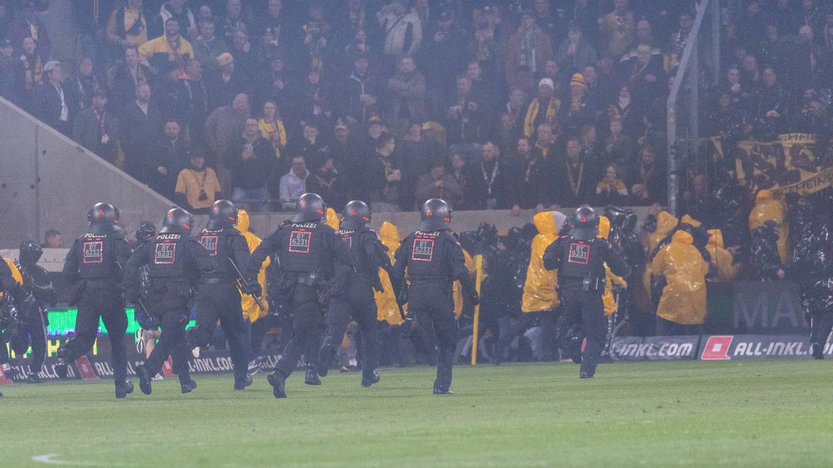 Dynamo Dresden vs Hertha BSC Berlin: Platzsturm und Jagdszenen – Topspiel eskaliert