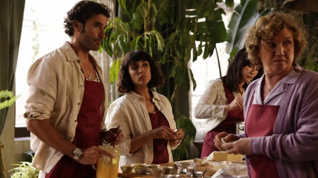 Si es martes, es asesinato: ejecución desvergonzada y multicolor. Reparto mágico