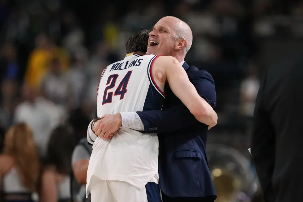 UConn reaches 3rd national title game in 4 seasons, beating Illinois 71-62 behind Mullins and Reed