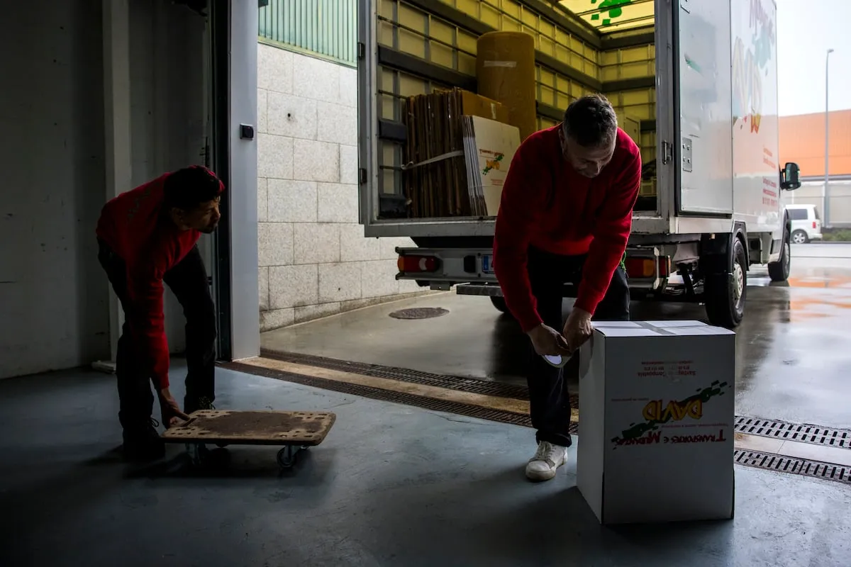 Una vida entre cajas: la crisis de la vivienda obliga a los hijos a mudarse más veces que sus padres