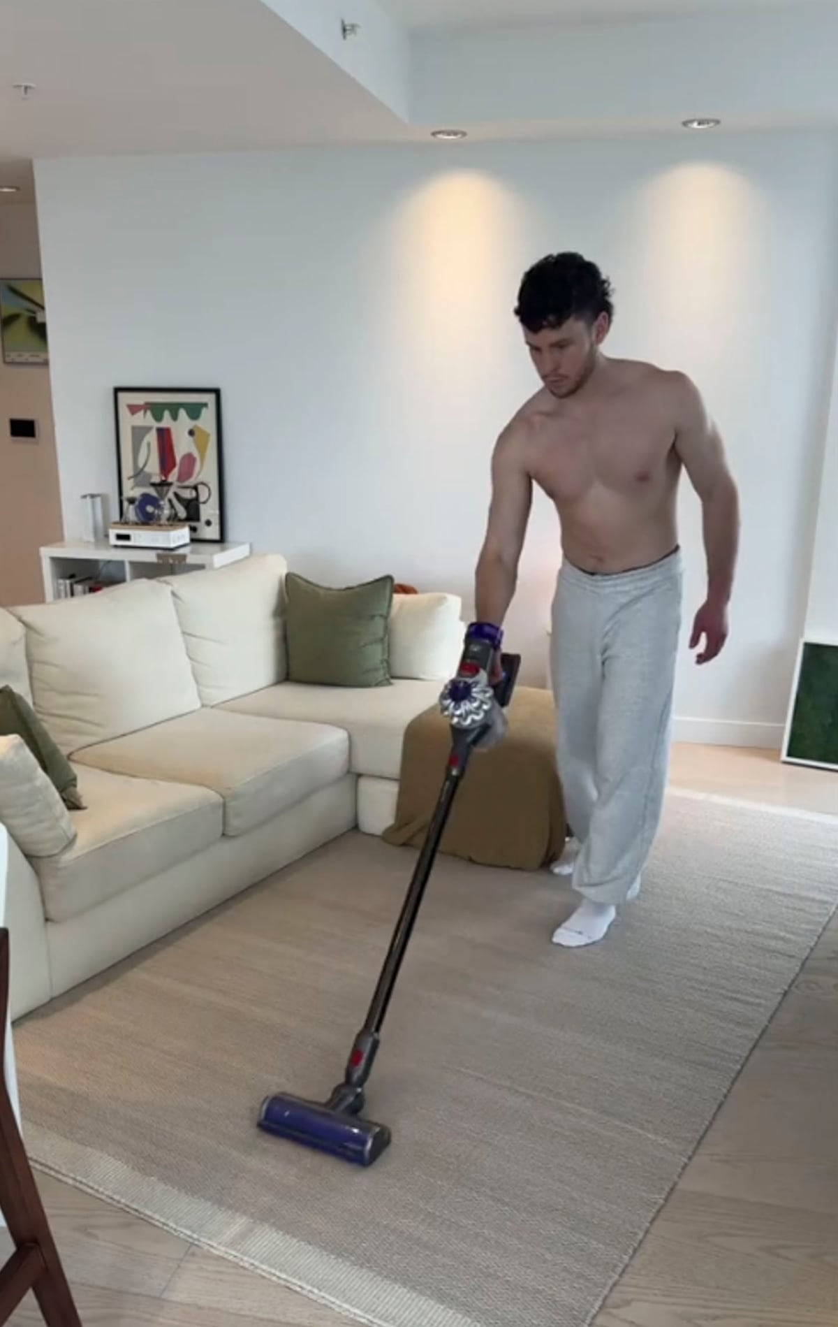 Los chicos guapos limpian sus casas (al menos, en TikTok)