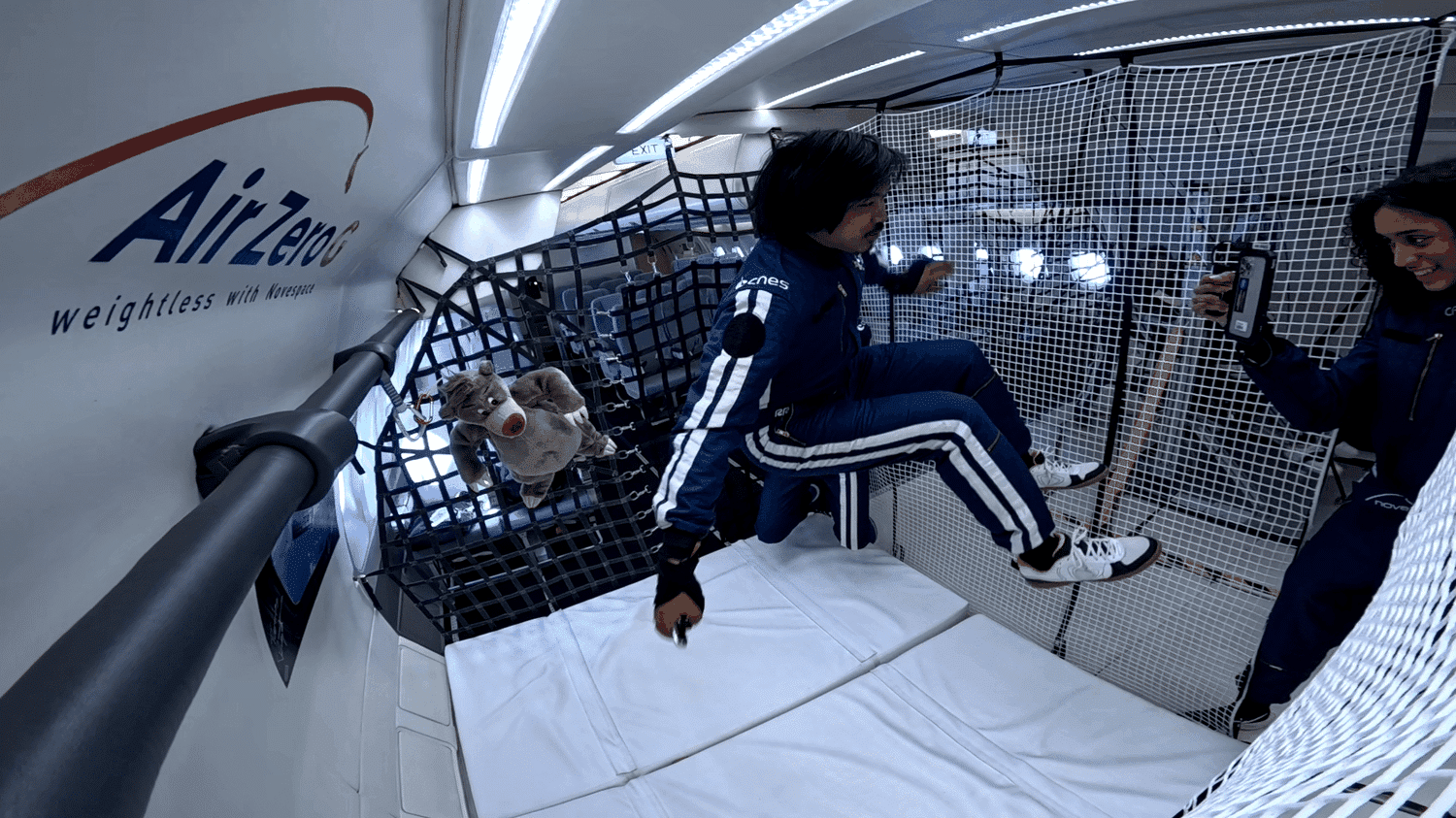 "La lévitation est irrésistible" : on a testé un vol zéro gravité reproduisant l'apesanteur dans l'ISS