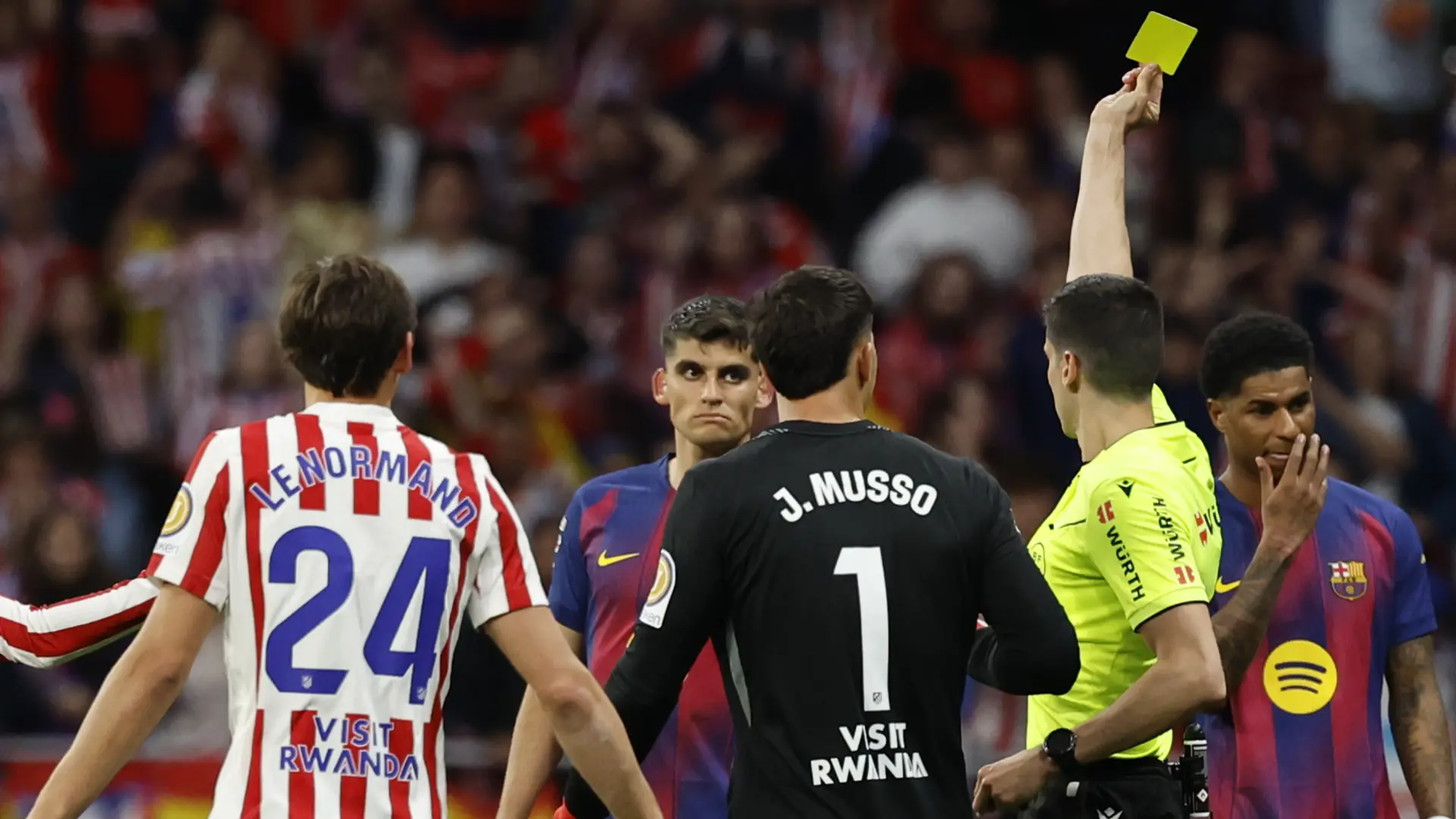 
         Indignación en el Atlético por la no expulsión de Gerard Martín: "Era roja, el árbitro lo vio claro en el campo" 
    