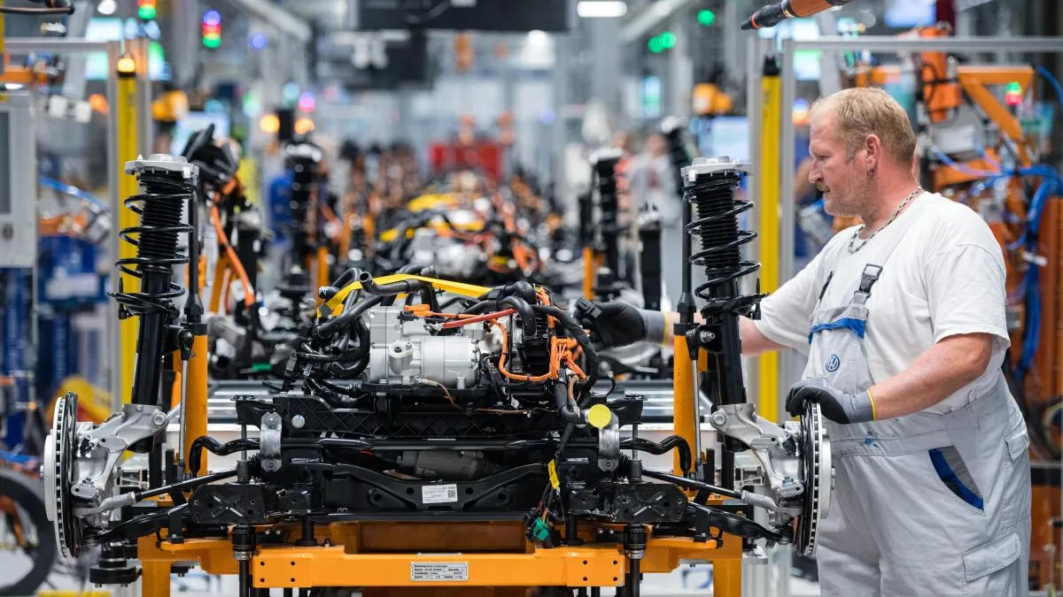 
                                                                                           La crisis energética reaviva el mercado de los coches eléctricos
                                                                                       