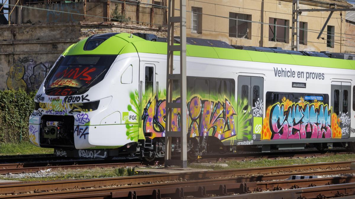 
                                                                                                    El primero de los trenes al aeropuerto de FGC es vandalizado dos días después de salir de fábrica
                                                                                                