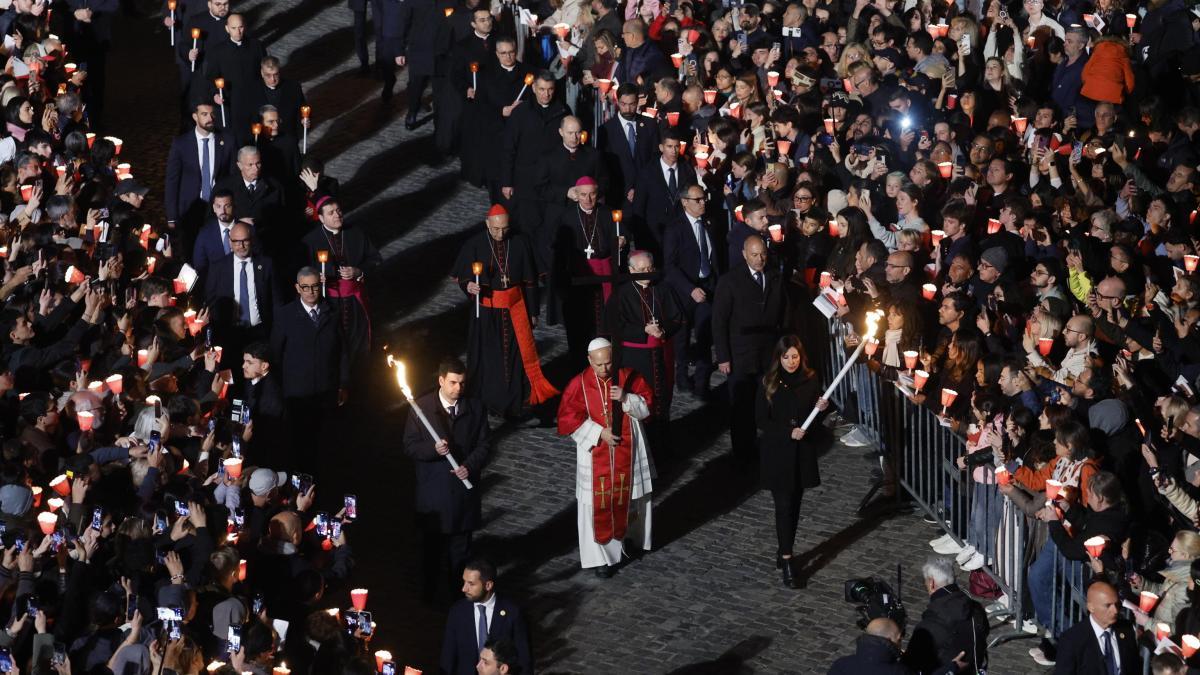 El Papa que carga la cruz durante las catorce estaciones del vía crucis en el Coliseo