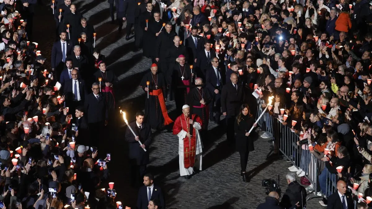 
                                                                                                             El Papa que carga la cruz durante las catorce estaciones del vía crucis en el Coliseo
                                                                                                         