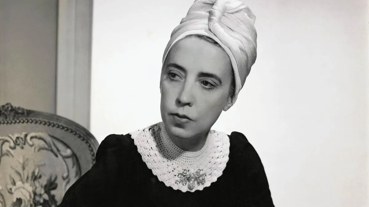 
                                                                                                                            Elsa Schiaparelli y la revolución de la moda
                                                                                                                        